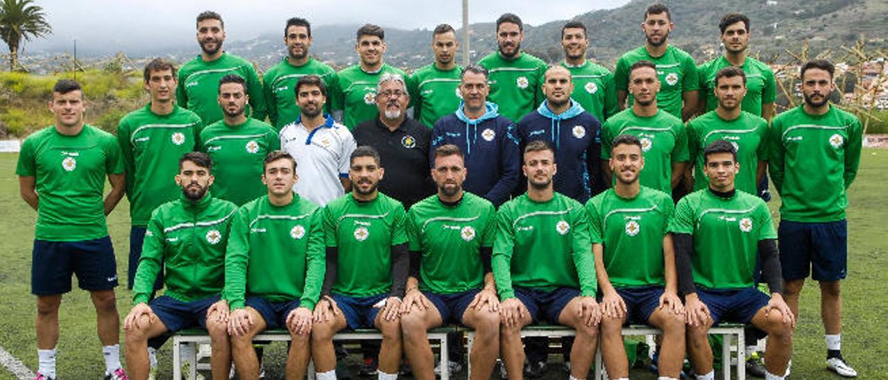 Formación de la plantilla y el cuerpo técnico del Villa de Santa Brígida, campeón del grupo canario de Tercera División en la temporada 2015-16.