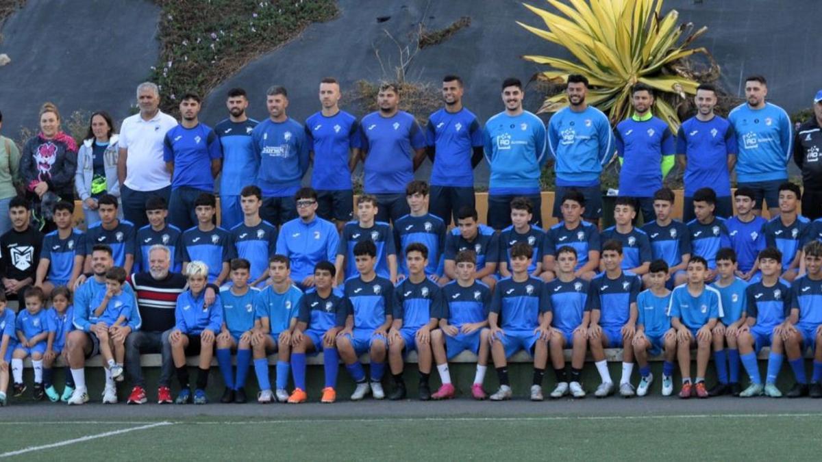 Futbolistas del CD San Isidro de la temporada 2023-2024, acompañados de miembros del cuerpo técnico y algunos directivos de la entidad galdense. | | LP/DLP
