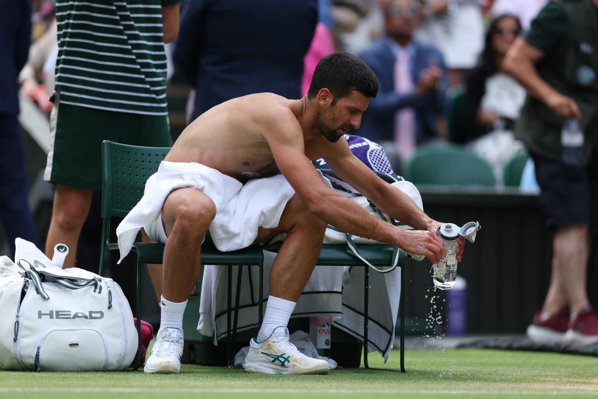 Wimbledon (United Kingdom), 16/07/2023.- Novak Djokovic of Serbia changes clothes during the Men’s Singles final match against Carlos Alcaraz of Spain at the Wimbledon Championships, Wimbledon, Britain, 16 July 2023. (Tenis, España, Reino Unido) EFE/EPA/NEIL HALL EDITORIAL USE ONLY