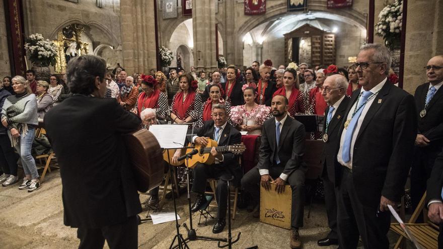 Así fue la misa cantada por el Coro Rociero a la Virgen de la Montaña de Cáceres