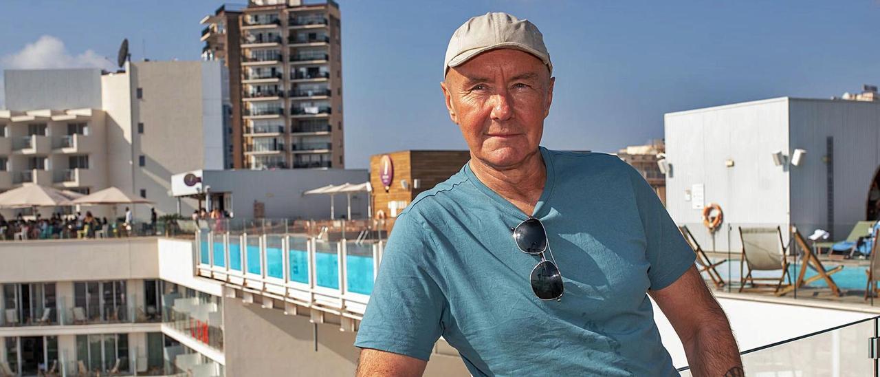 El escritor escocés Irvine Welsh, ayer en la terraza del hotel Innside Calvià Beach. | LEM
