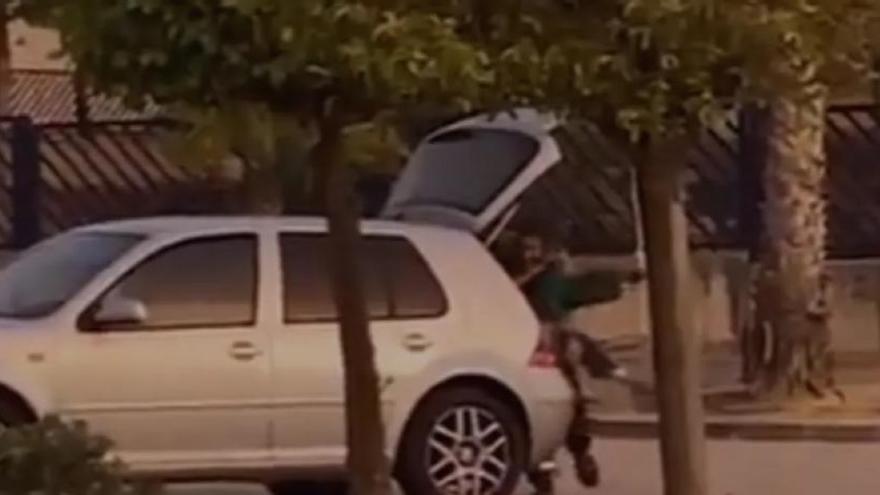 Se viraliza el vídeo de un secuestro en diciembre: un hombre mete a una mujer en el maletero