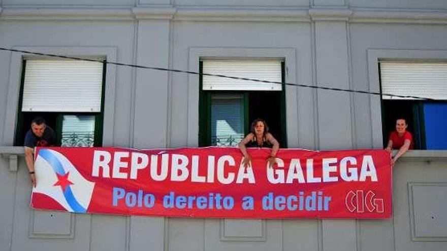 La CIG colocó ayer una pancarta en su sede vilagarciana.