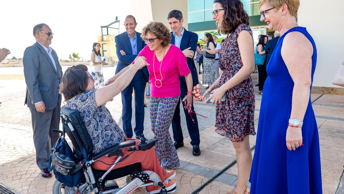 Laura Soler y Josefina Bueno se saludan antes del acto en presencia de Juan R. Gil, Enrique Simarro, Andrés Sánchez, Aitana Mas y Yolanda Seva