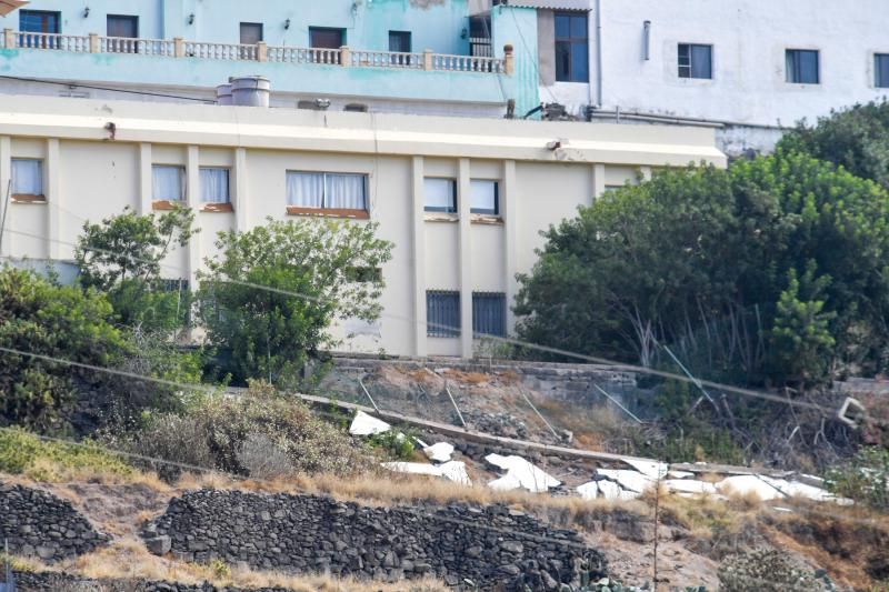 Muro caído del Colegio Publico del barrio teldense de La Higuera Canaria