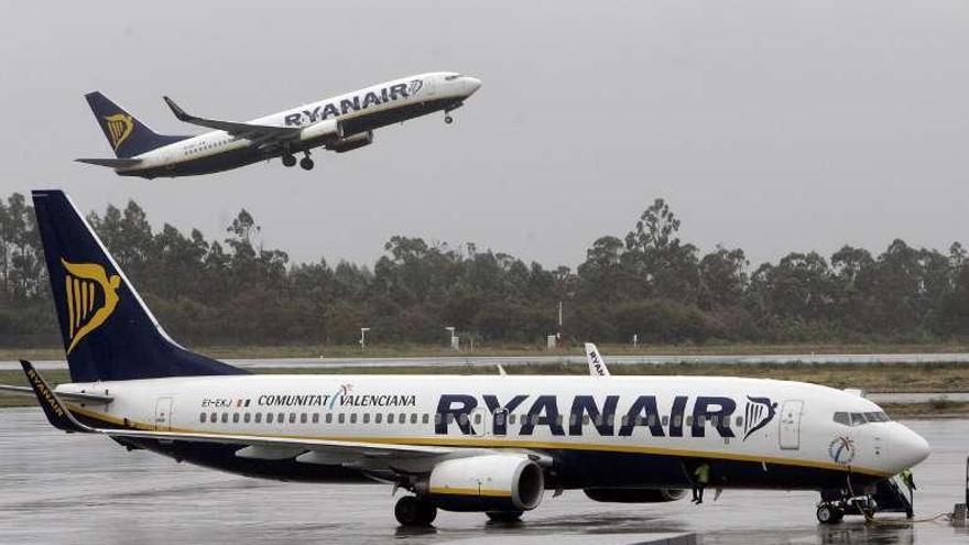 Dos aviones de Ryanair en el aeropuerto de Lavacolla. // Xoán Álvarez
