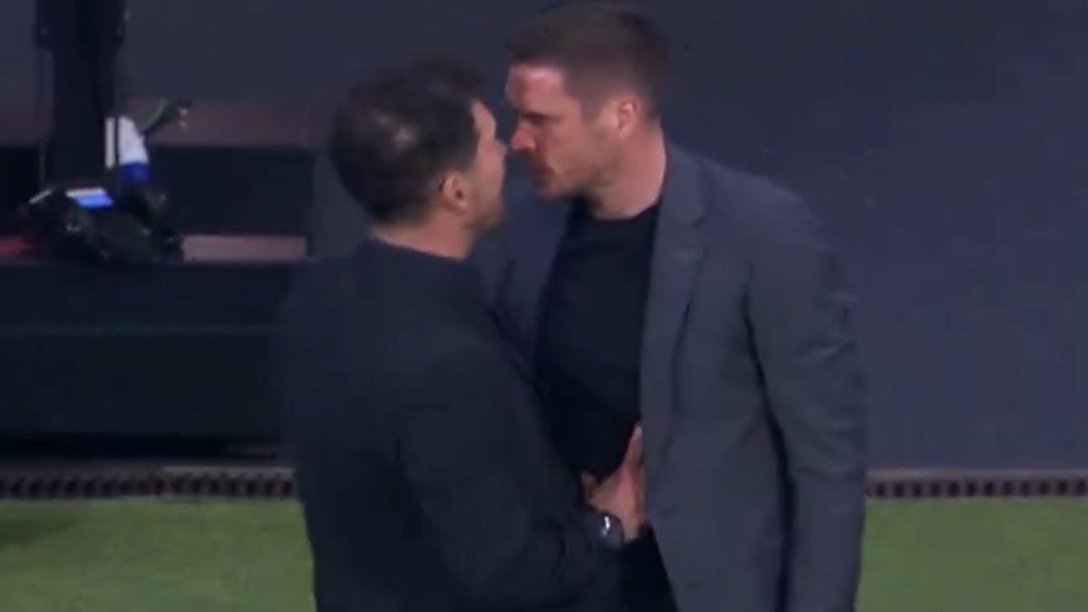 Momento en el que Diego Pablo Simeone, entrenador del Atlético, se encaró con Sebastien Kehl, director deportivo del Dortmund.