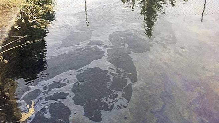 Las manchas de gasoil se pueden apreciar en el agua.