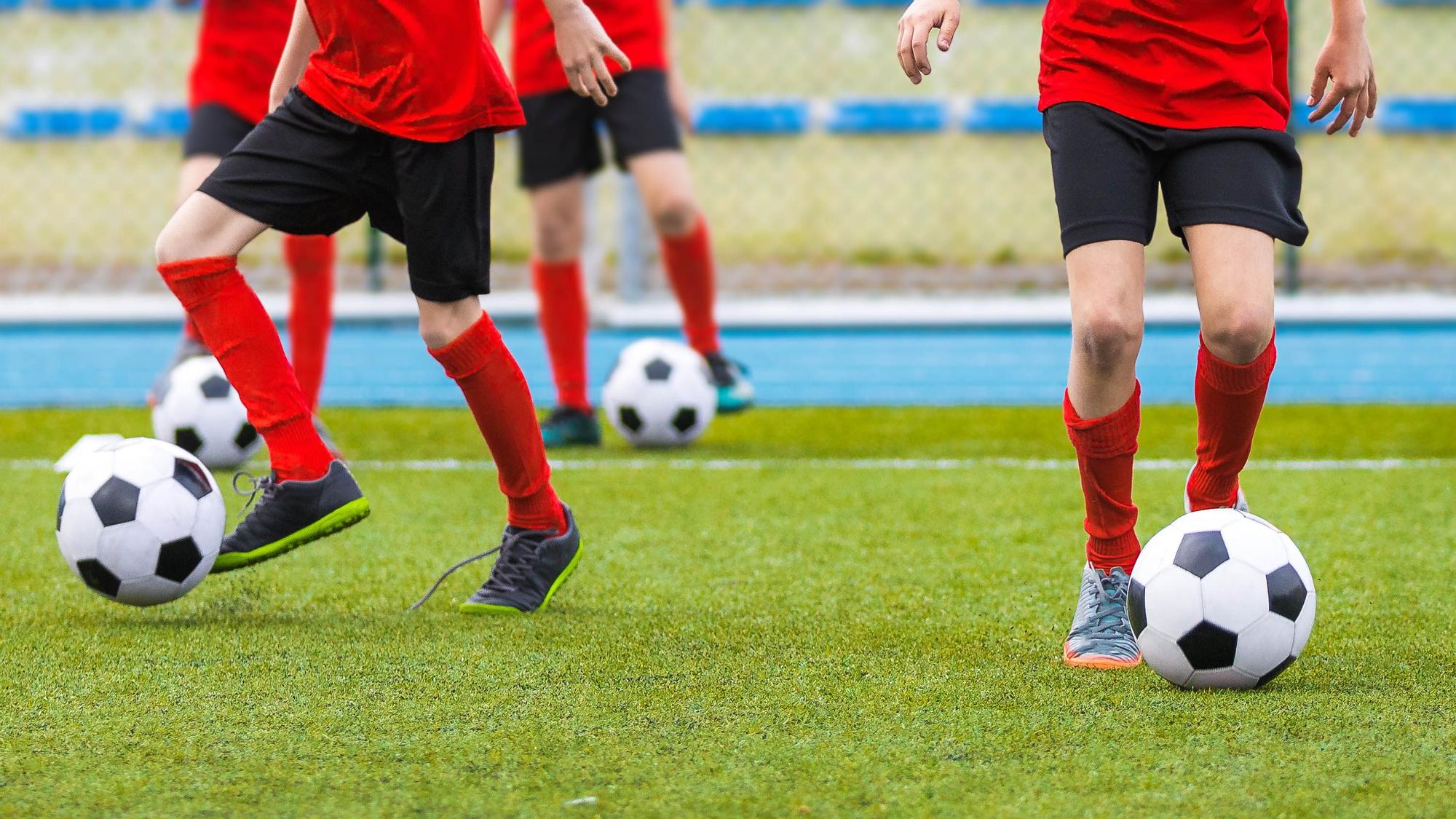 Niños jugando al fútbol