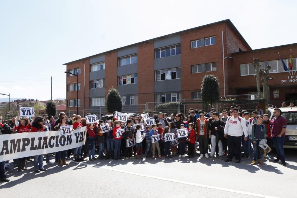 Protesta de estudiantes en Roces por la ampliación de las aulas