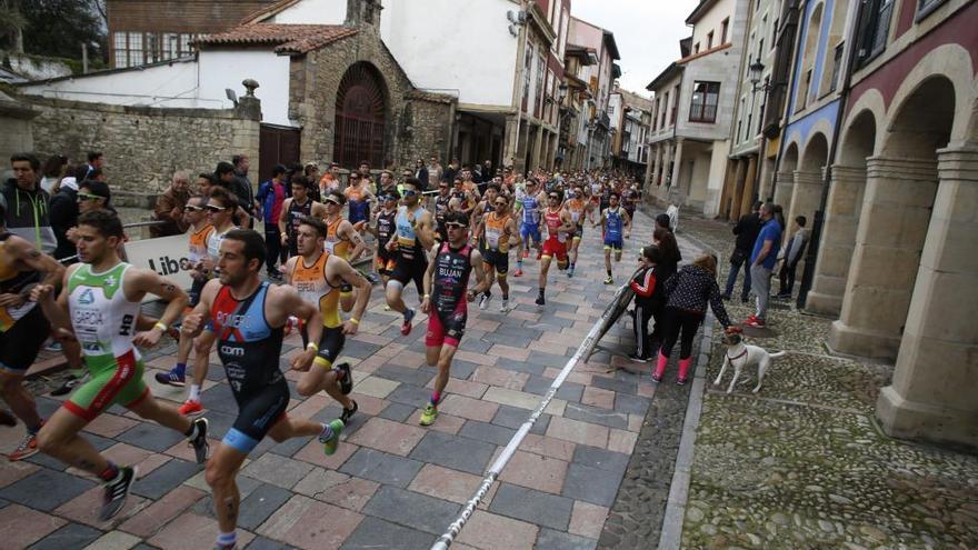 Participantes de la pasada edición del Nacional de duatlón, a su paso por Rivero.