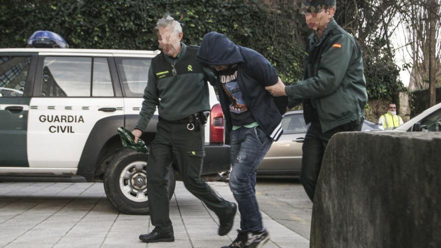 Uno de los detenidos llega al juzgado de Vigo // A.Irago