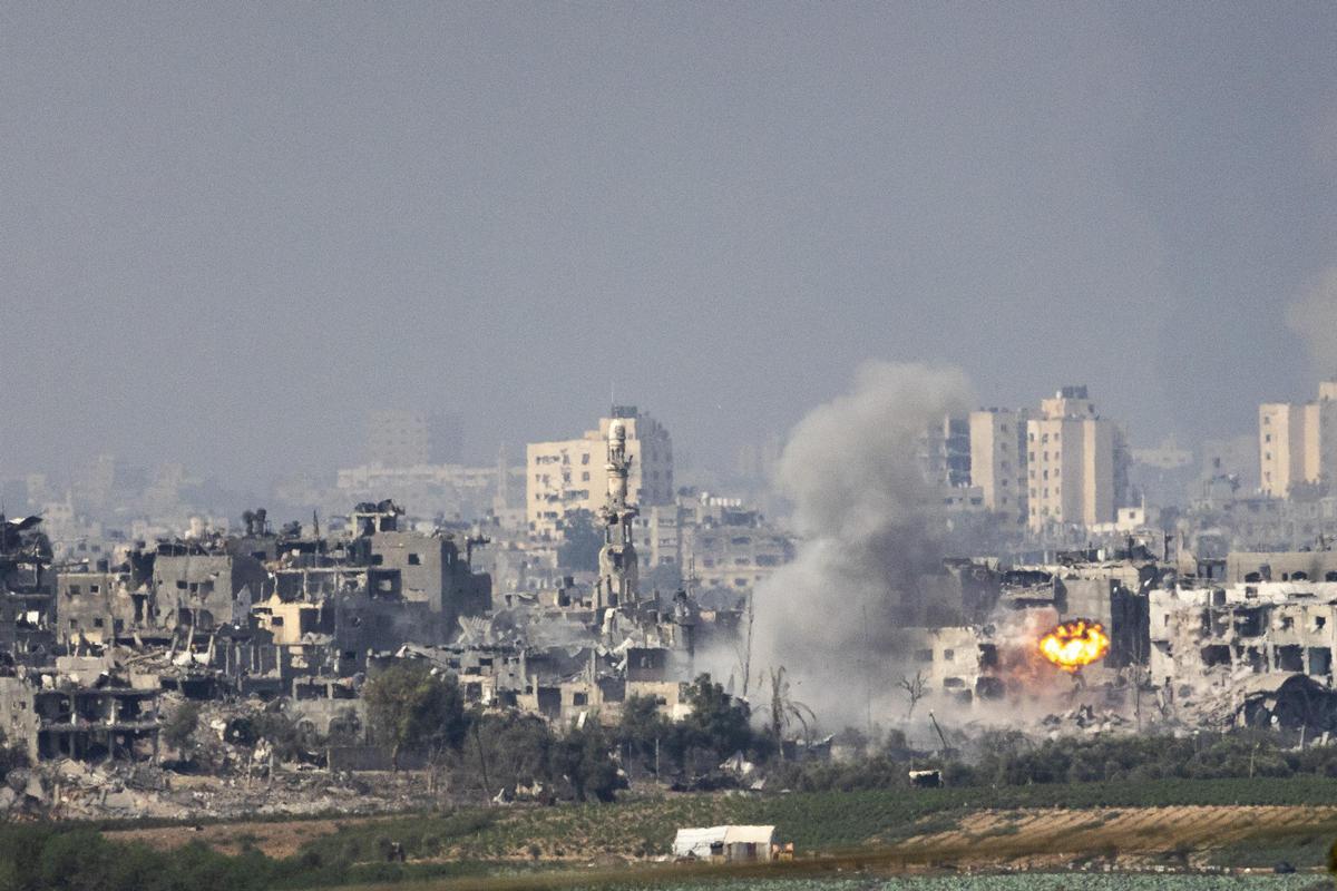 La columna de humo que levanta el último bombardeo de Israel sobre Gaza.