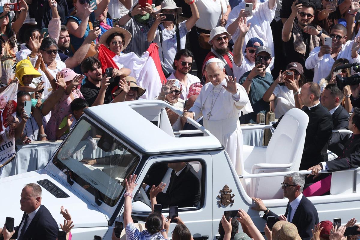 El Papa León XIV subido a su papamóvil durante un recorrido por el Vaticano el pasado 27 de mayo.