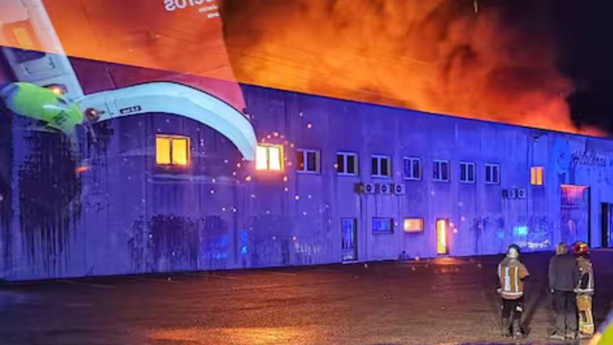 Un incendio calcina de madrugada una industria textil en Banyeres