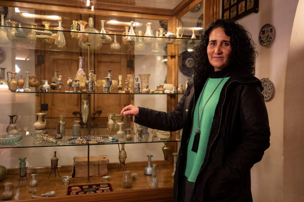 La conservadora del museu, Susana García, amb la col·lecció de vidre de Miquel Mateu.