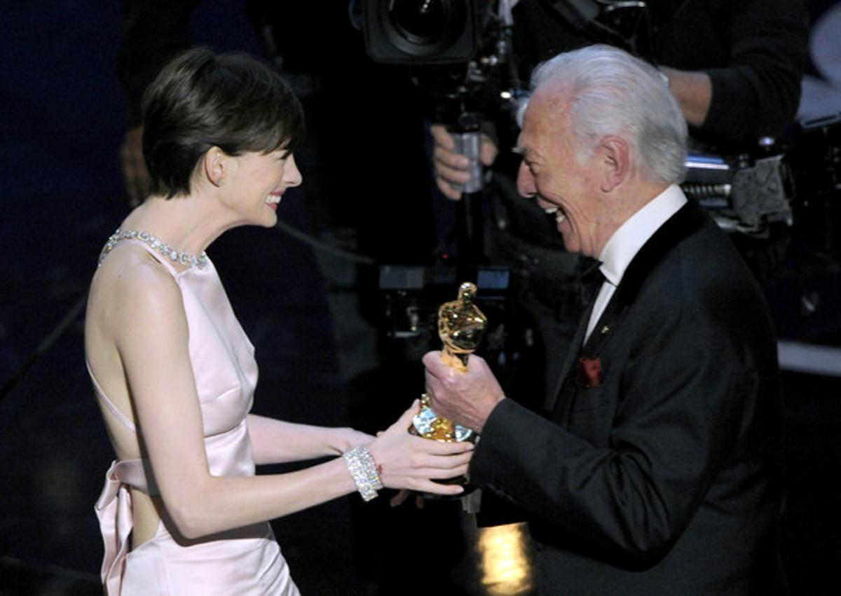 Anne Hathaway recibe el Oscar de manos de Christopher Plummer.