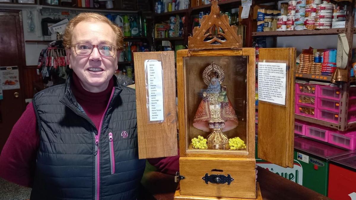 Mercedes Caso, con la capilla portátil de la Santina, en el bar de Arangas. | M. V.