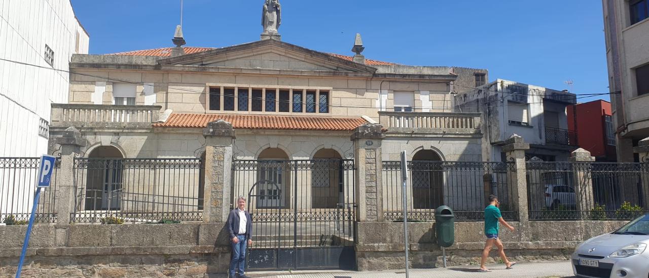 José Cacabelos ante el viejo colegio de las monjas, que desde esta mañana funciona como PAI.