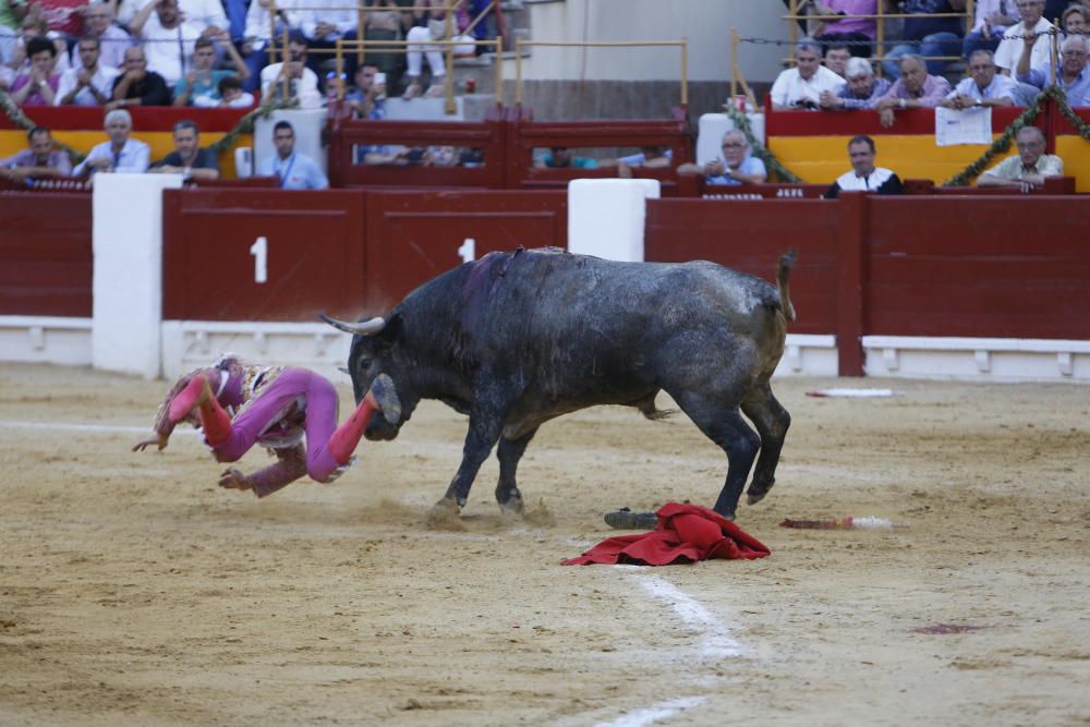 Cornada grave a Manuel Escribano cuando entraba a matar al cuarto toro.