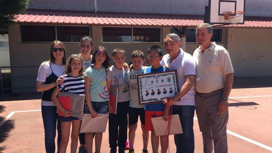 Los niños de sexto del colegio de Soutelo de Montes disfrutan de su graduación