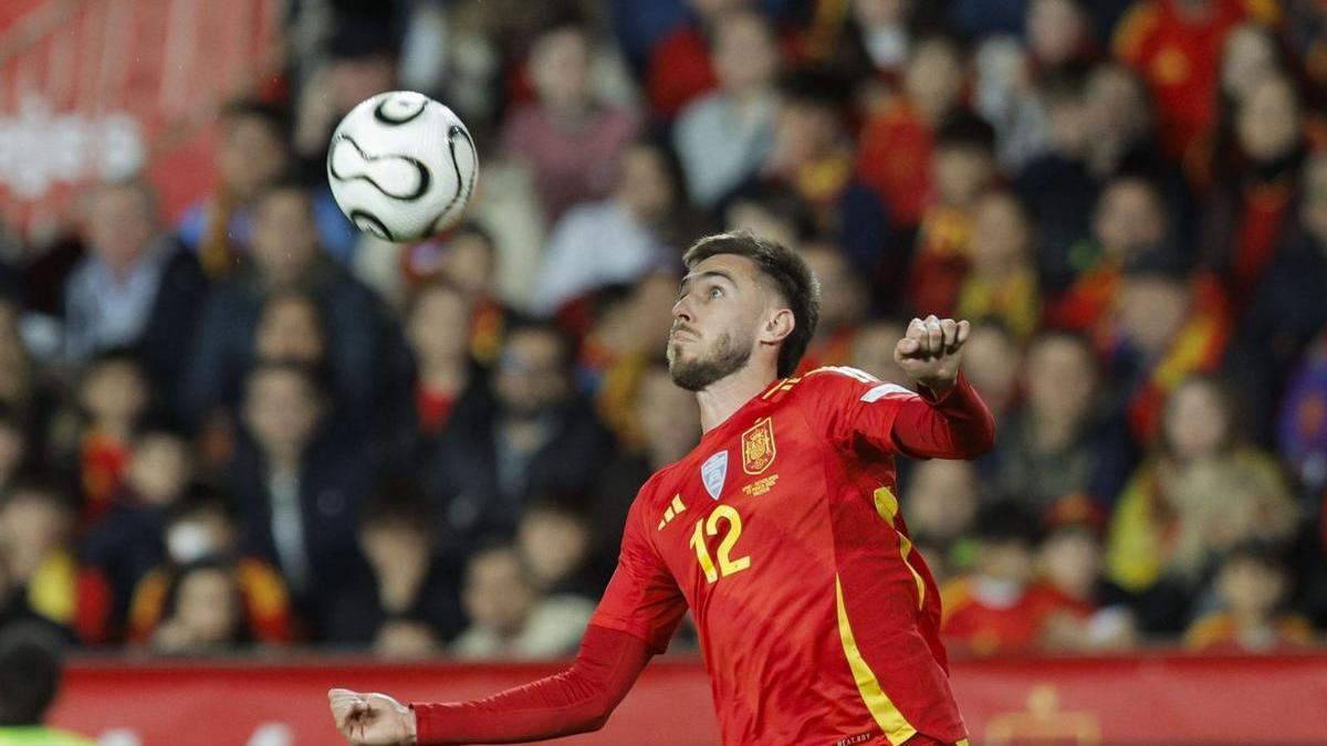 Mingueza controla un balón en el partido de la selección española contra Países Bajos. | Efe