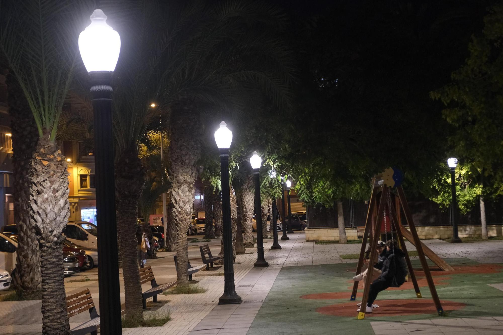 Luces led blancas en una zona de juegos de Elche.