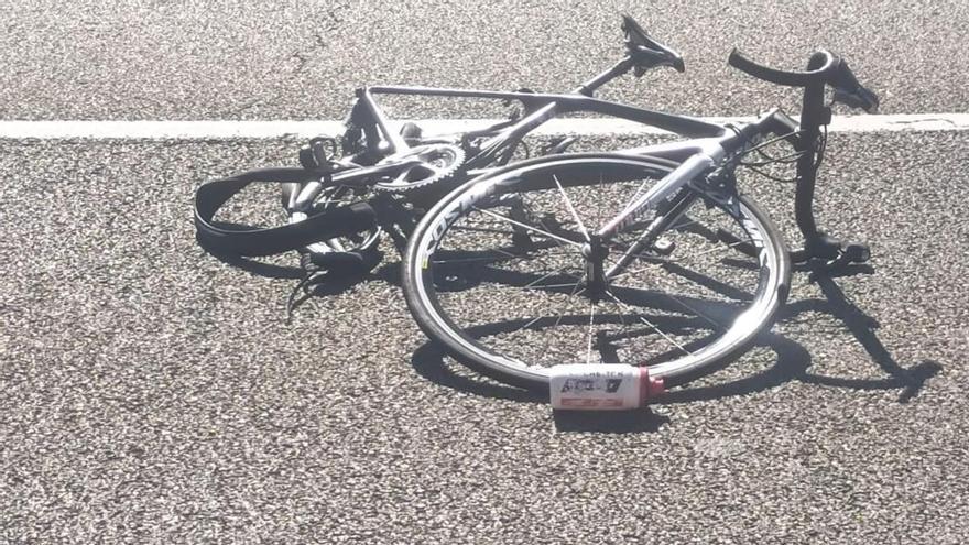 La bicicleta amb la que anava el ciclista amb danys a causa del xoc a Vilajuïga