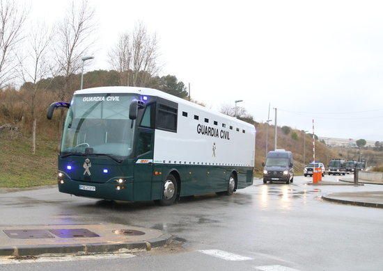 Els presos viatgen en un bus de la Guàrdia Civil.