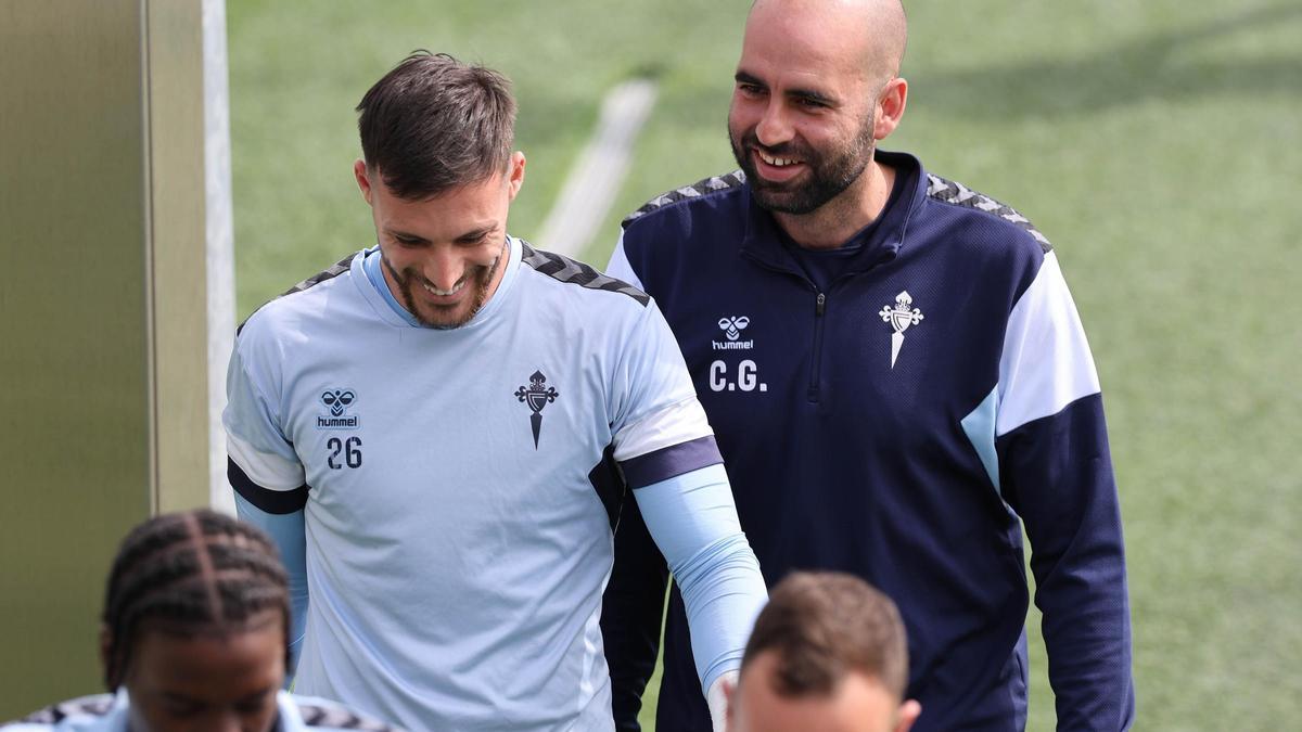 Claudio Giráldez bromea con Marc Vidal al inicio del entrenamiento