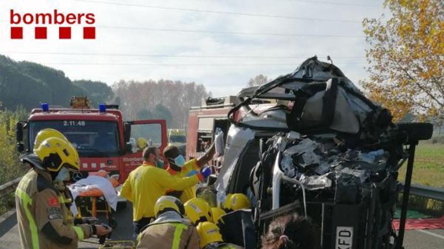 Els Bombers rescatant un ferit en el xoc a l’N-II a Girona. | BOMBERS