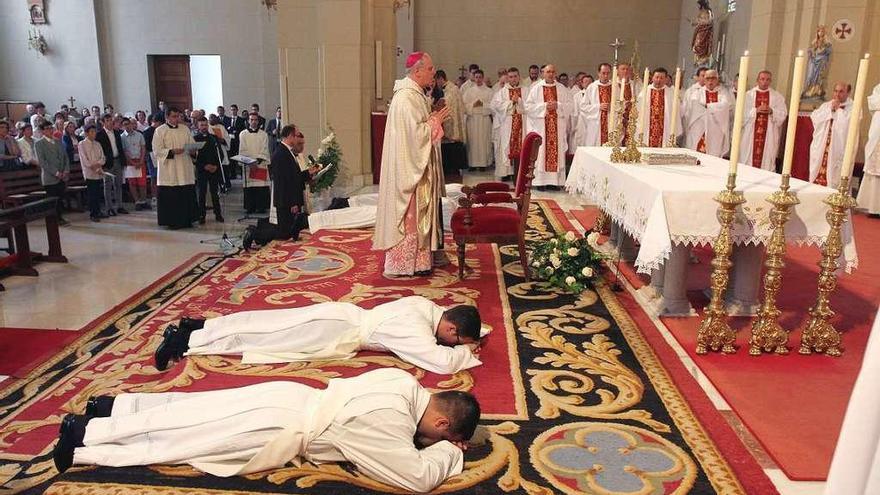 Ordenación de nuevos sacerdotes en el seminario mayor de Ourense.