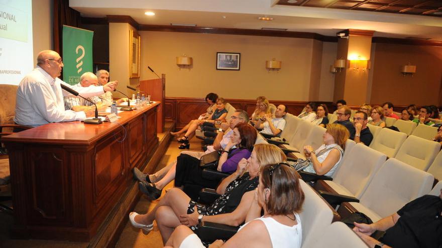 Asamblea de médicos para abordar el tema de la carrera profesional