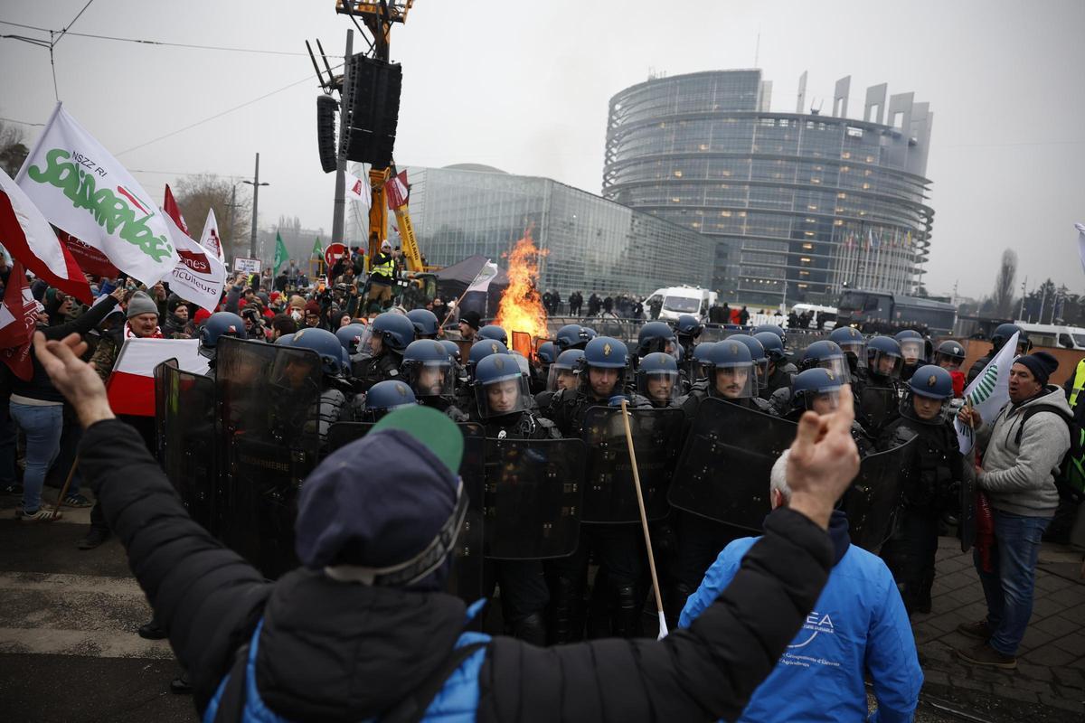 Protestas de agricultores europeos frente al Parlamento europeo.