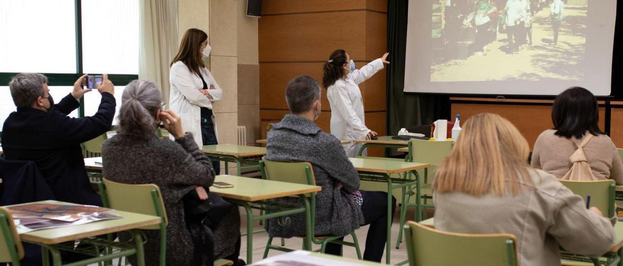 Un grupo de profesores, durante una visita a un instituto de la ciudad. | Ana Burrieza