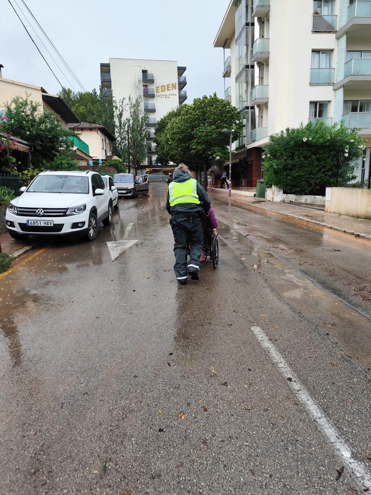 Un agente ayudando a uno de los ancianos con movilidad reducida.
