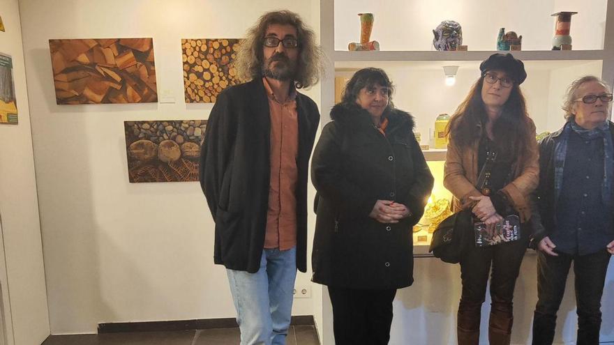 Agustín Bastón (Primero izd.) en la inauguración de la exposición en &quot;A Casa Rodante&quot; en el centro A Laxe de Vigo.