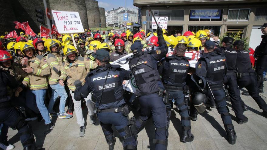 Un momento del enfrentamiento entre policías y manifestantes.   | // CARLOS CASTRO / E. P.