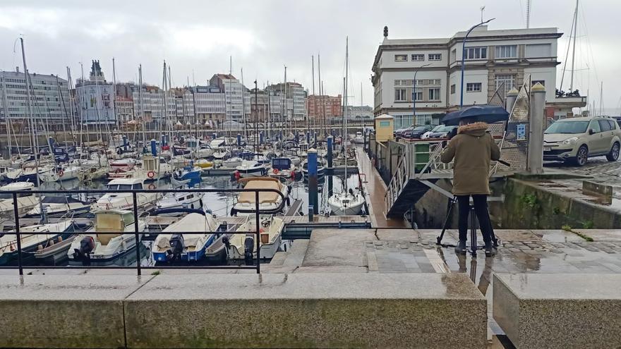 Un hombre fallece al caer al mar en la dársena de la Marina