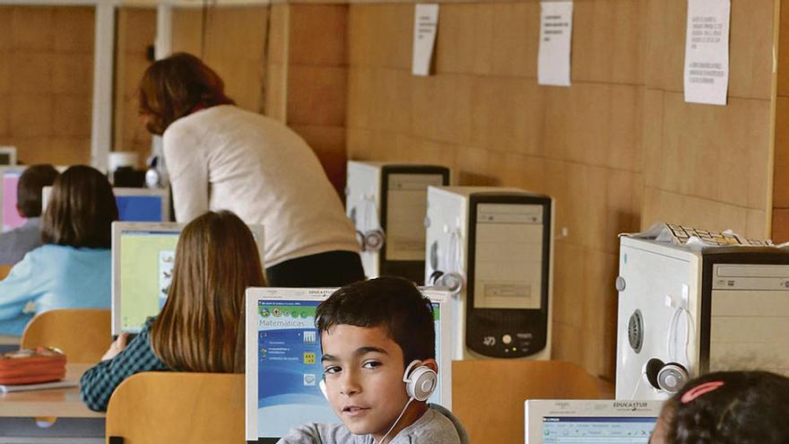 Alumnos en un aula de informática.