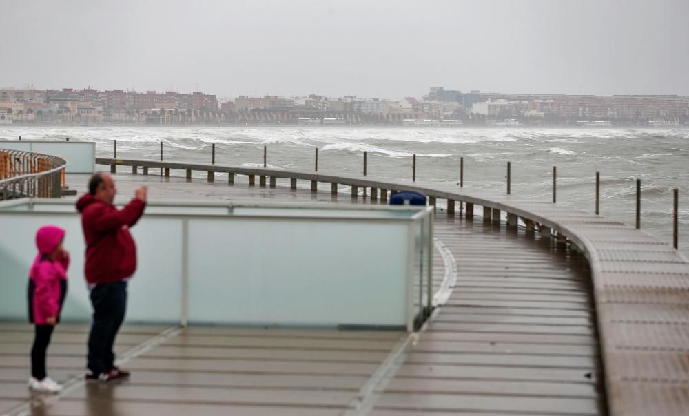 Temporal en el espigón de la Marina del Puerto de Valencia.