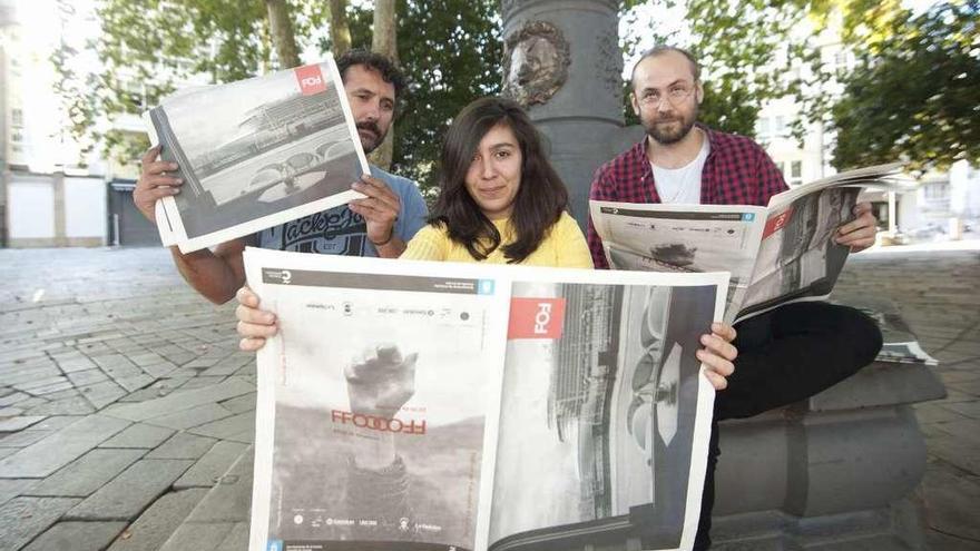 Los organizadores de FFoco posan con el primero de los diarios del festival.