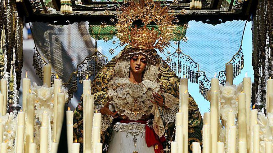 La Virgen de la Esperanza en su paso de palio.