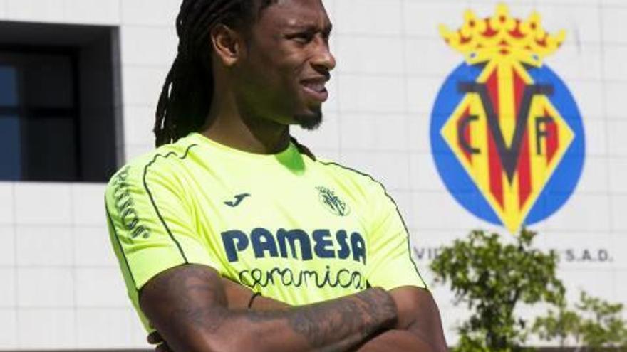 Semedo posa con la camiseta de entrenamiento del Villarreal tras cerrar su fichaje.