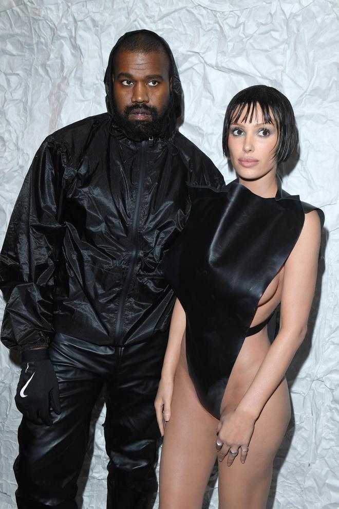 Kanye West y Bianca Censori en el 'freont row' del desfile de Marni otoño-invierno 2024-2025 en la Semana de la Moda de Milán