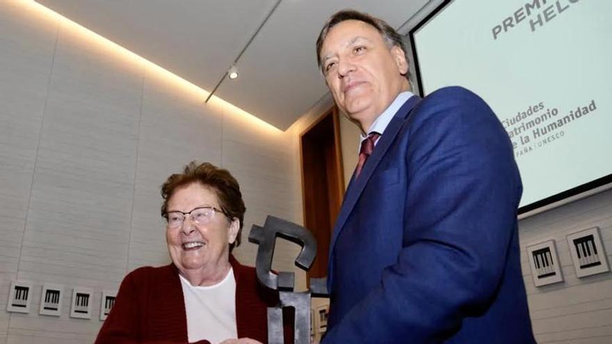 Helga de Alvear recibe el premio de manos del alcalde de Salamanca.