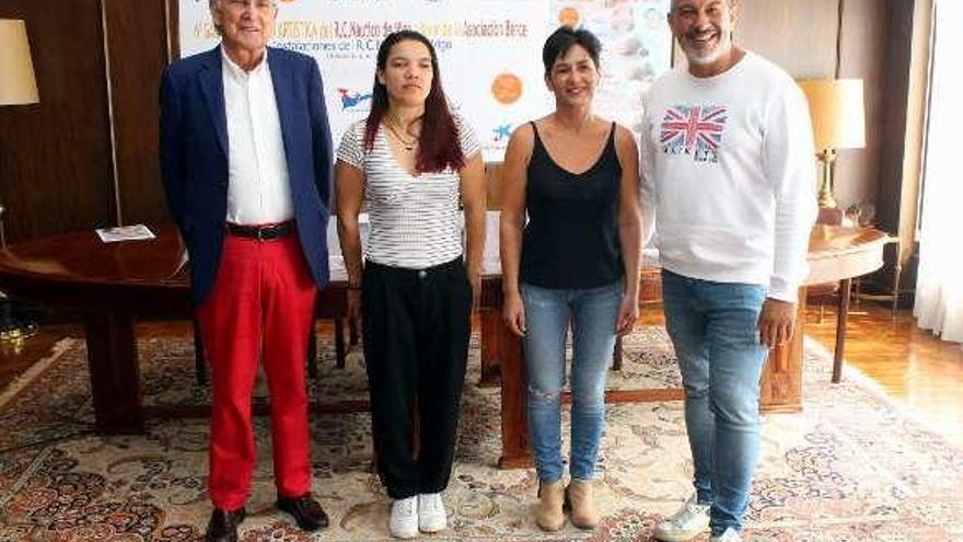 El presidente de la sociedad, Rafael Tapias, las entrenadores Hilda Lago y Ángela Pereira, y Miguel Ángel Yagüe (presidente de Berce).