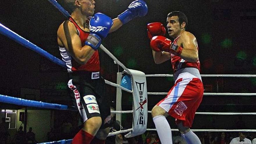 El boxedor Aarón González (derecha), durante un combate. // S.A.