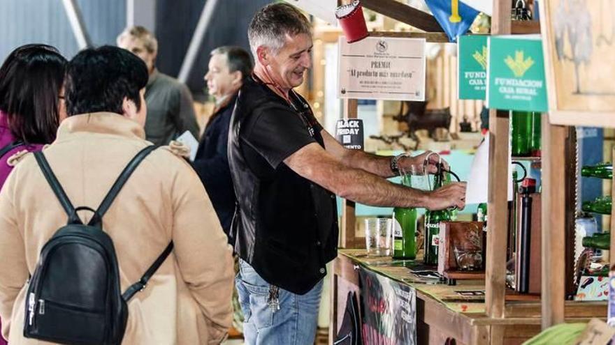 Visitantes en una zona de puestos de &quot;Gijón se come&quot;.