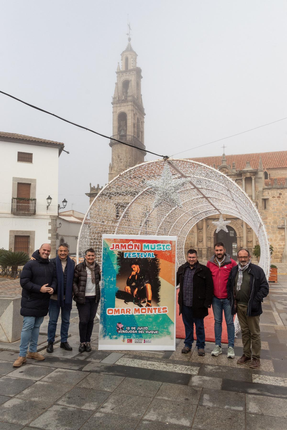 Matías González, junto a concejales del Ayuntamiento de Hinojosa, ante el cartel del evento